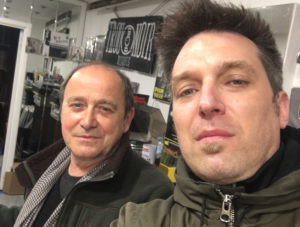 Selfie de Philippe et Stéphane du magasin de disques Trou Noir à Nîmes.