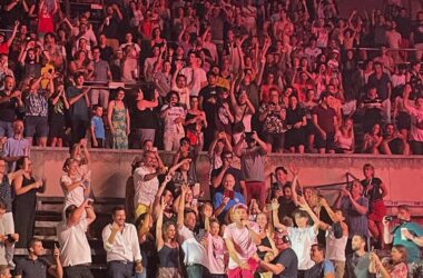 Damon Albarn dans les gradins des arènes de nîmes