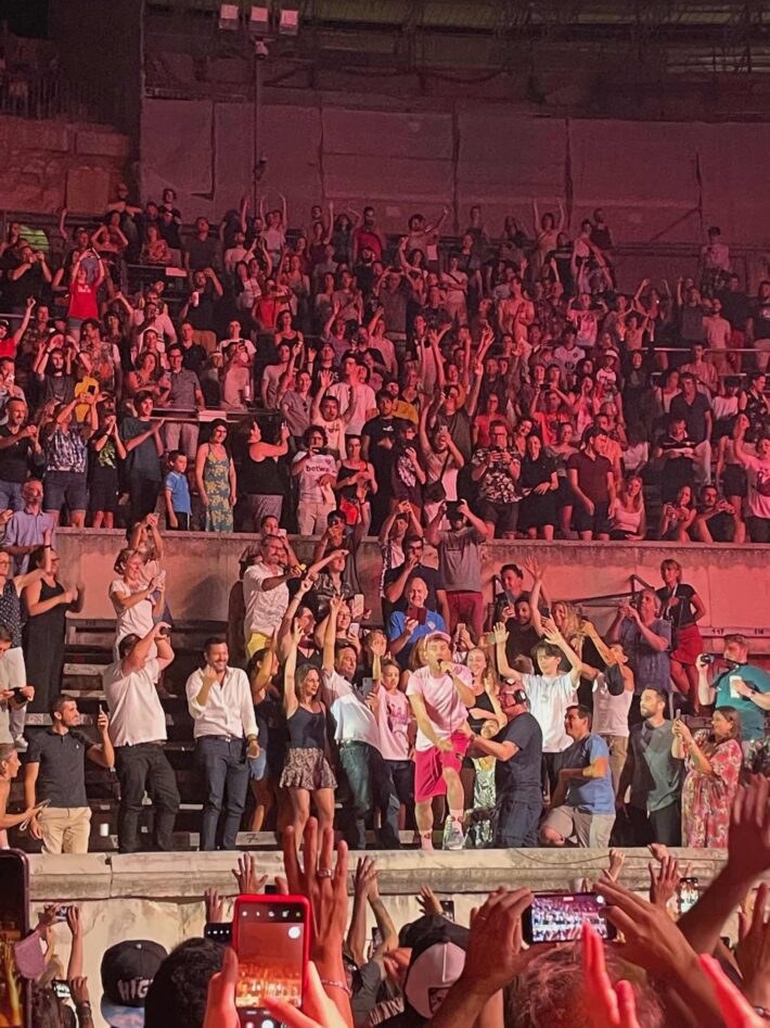 Damon Albarn dans les gradins des arènes de nîmes