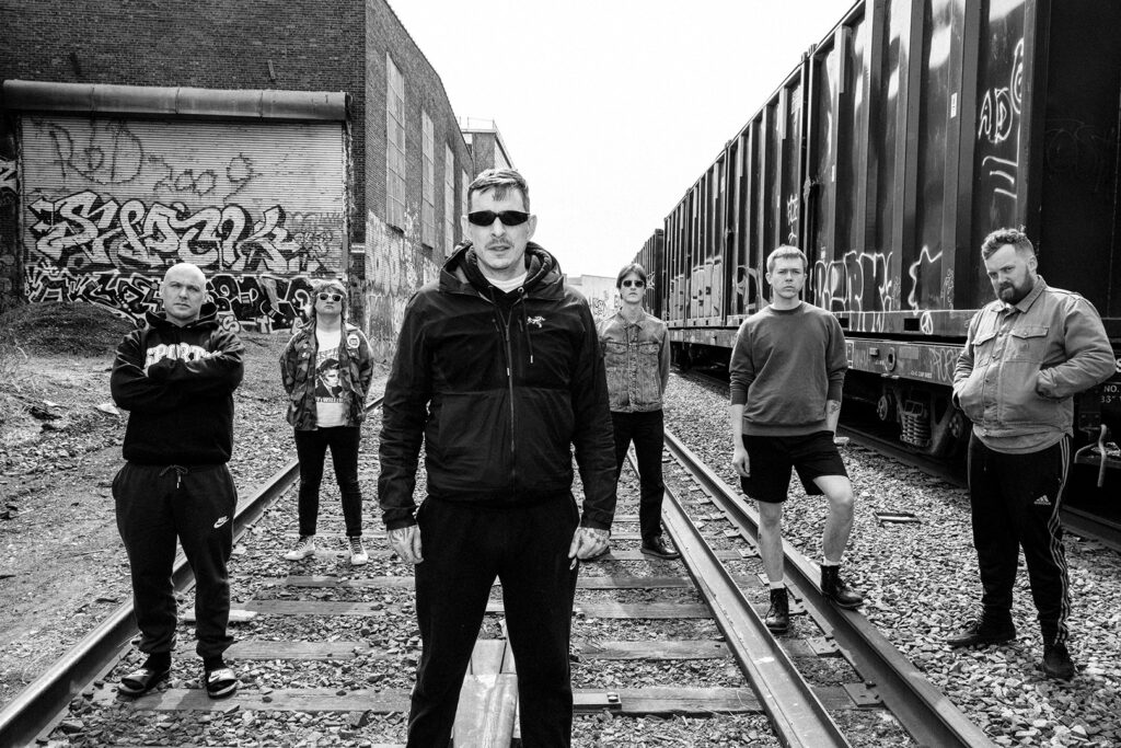 le groupe viagra boys sur des rails d'un chemin de fer.