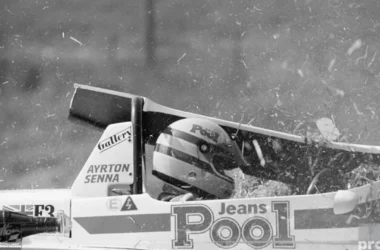 Photo noir et blanc de Ayrton Senna dans sa formule 1