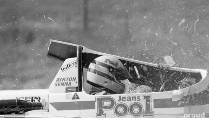 Photo noir et blanc de Ayrton Senna dans sa formule 1