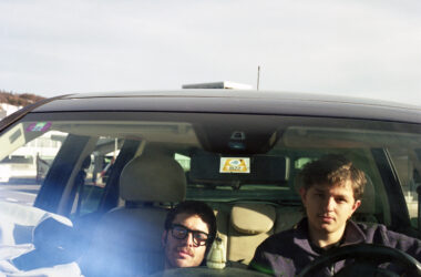 Portrait de The Great Stoyan Duo dans une voiture