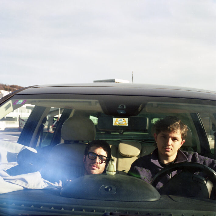 Portrait de The Great Stoyan Duo dans une voiture